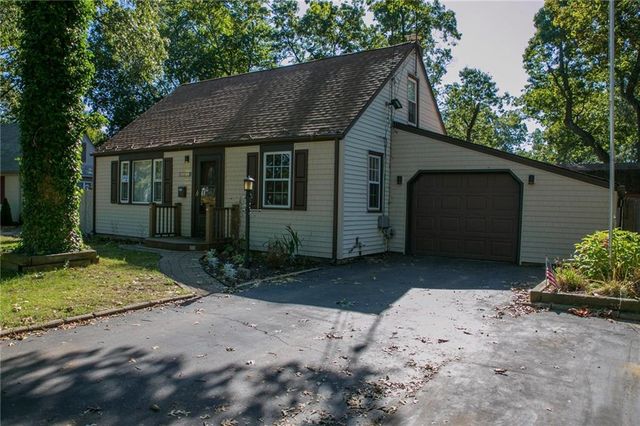 100 Fairway Ln, Warwick, RI 02889