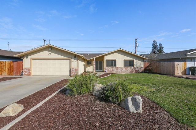 2112 S Woodland St, Visalia, CA 93277