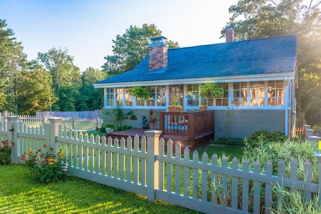 14 2nd St, Amesbury, MA 01913