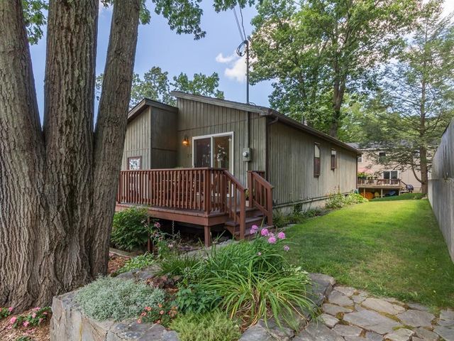 25 2nd St, Amesbury, MA 01913