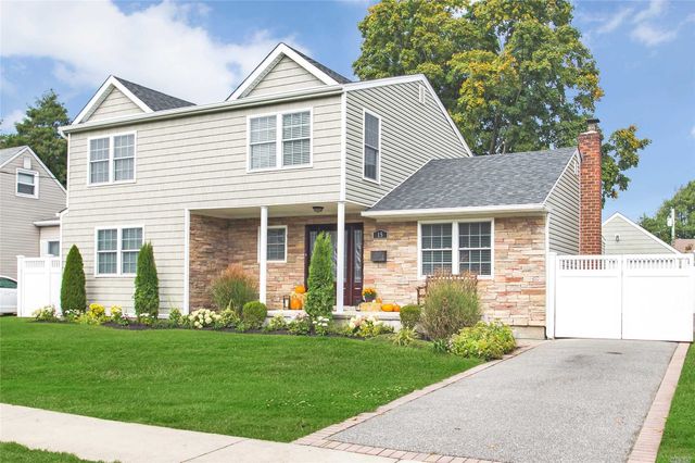 15 Martin Rd, Bethpage NY  11714-5109 exterior