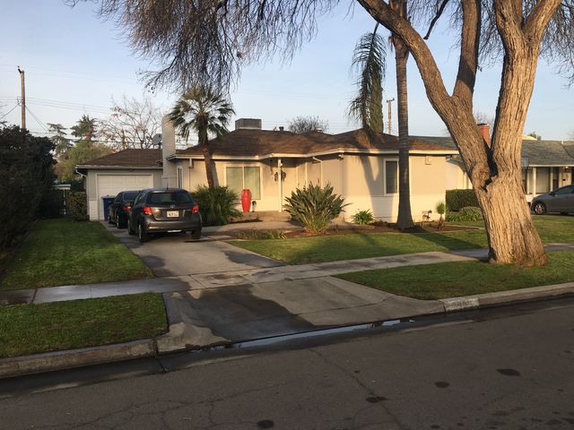 2925 Vagedes Ave, Fresno CA  93705-4137 exterior